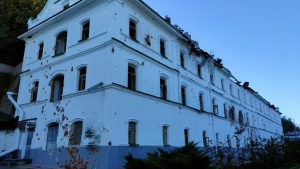 У Святогірській лаврі залишаються понад 300 людей