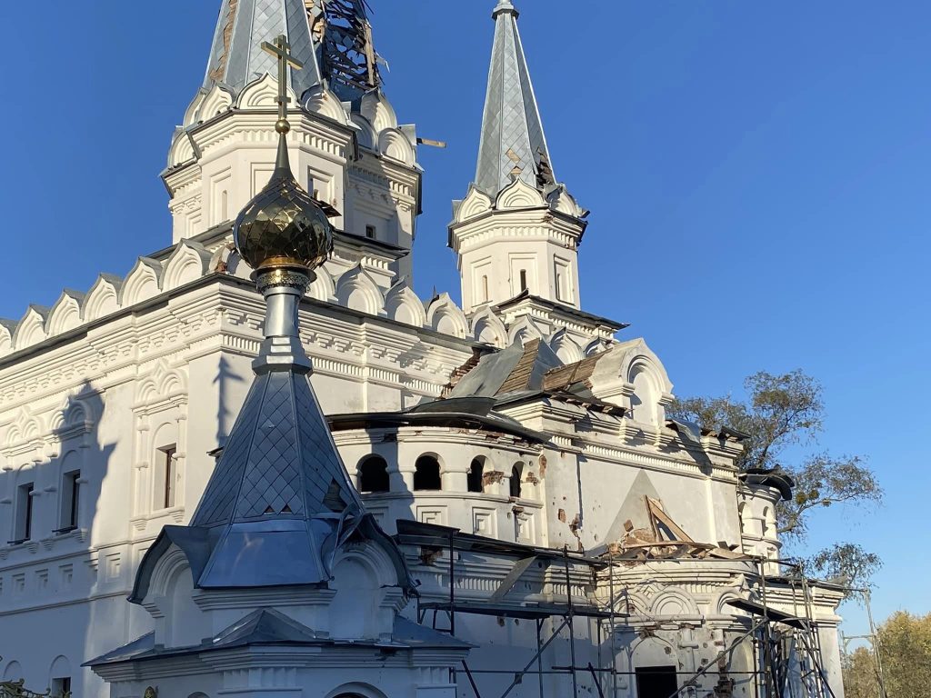 Понівечена війною Святогірська Лавра: фото, відео