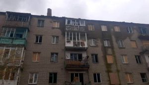 Як виглядає дах, пошкоджений обстрілом окупантів, однієї з багатоповерхівок Слов’янська