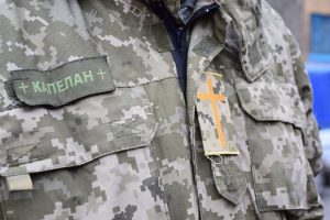 В українських лікарнях офіційно працюватимуть капелани