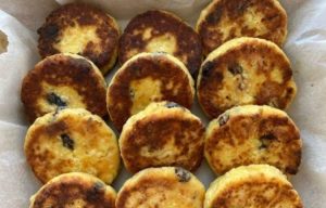 Рецепт ніжних сирників з родзинками: готуємо смачний сніданок