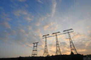 Шмигаль каже, що відключень світла поки не буде, але українці мають заощаджувати електрику