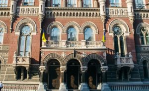 Нацбанк знову забороняє перекази з гривневих карток на картки іноземних банків