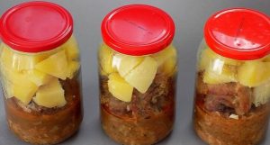 Без світла та газу: рецепт консервації з картоплі, яка є повноцінною стравою