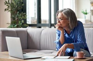 Оформлення пенсії в Україні онлайн: у Пенсійному фонді нагадали важливі контакти