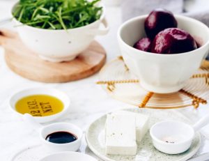 Коли часу обмаль: простий та смачний салат з буряку та сиру фета