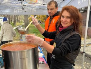 Смачний український борщ та апетитний сендвіч з чаєм: у Святогірську відкрито пункт гарячих обідів від World Central Kitchen .