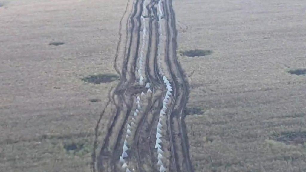 На Луганщині російські окупанти будують багатошарову захисну лінію