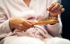 Чому випадає волосся та як зупинити цей процес