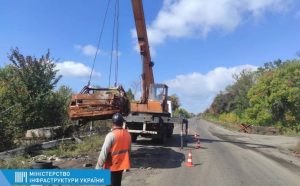 Дорогу на Святогірськ розчищають від військової техніки та боєприпасів