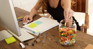 Як впоратися з емоційним переїданням та перестати заїдати стрес