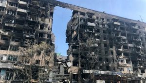 У Маріуполі загарбники продають населенню вікна, демонтовані в сусідніх будинках