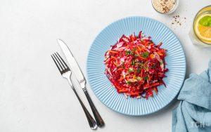 Салат “Вітамінний”: простий сезонний рецепт