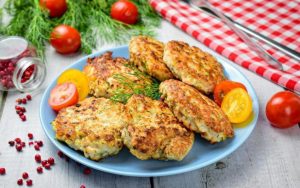 Який інгредієнт слід додати до фаршу, щоб котлети вийшли пишними, соковитими та смачними