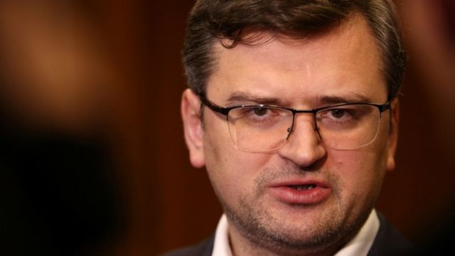 «Були просякнуті червоною рідиною». Голова МЗС Дмитро Кулеба розповів про листи з погрозами у трьох українських посольствах