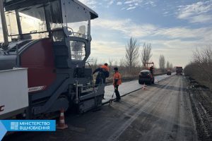 Щоб перевозити поранених та возити харчі: біля Бахмута ремонтують дорогу та наводять дві переправи