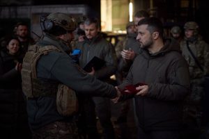 Які воїни отримали нагороди від Зеленського на передовій в Бахмуті