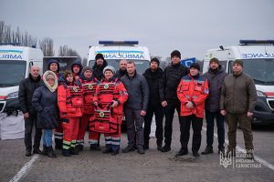 Волонтери передали для медиків Донеччини сотню бронежилетів