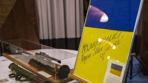 Понад 80 тисяч за прапор з підписом Залужного. Скільки грошей зібрав аукціон для маріупольського гарнізону