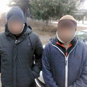В Славянске полицейские задержали двух воров в момент кражи