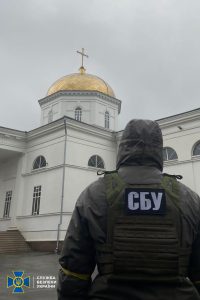 СБУ виявила підозрілих осіб, незареєстровану зброю і російські агітки на об’єктах УПЦ (МП)