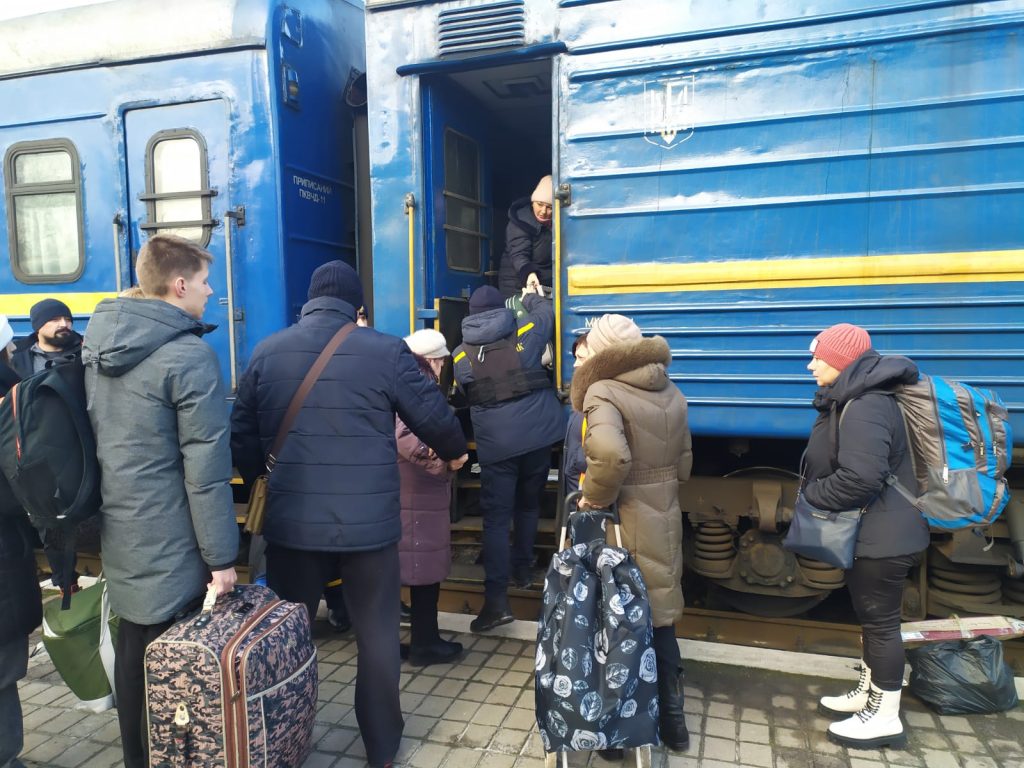 Триває евакуація цивільних мешканців Донеччини