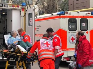 Як евакуювати літню або хвору людину?