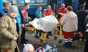 Евакуація маломобільних українців та пенсіонерів — куди звертатися за допомогою