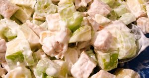 Салат з яблуками та куркою – це невимовно смачна, ароматна та красива страва