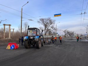 Муніципальні служби ліквідовують наслідки нічного ракетного удару по Краматорську.