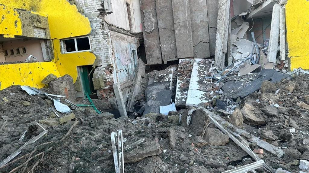 Вночі росіяни вдарили ракетами С-300 по Лиману — пошкодили школу