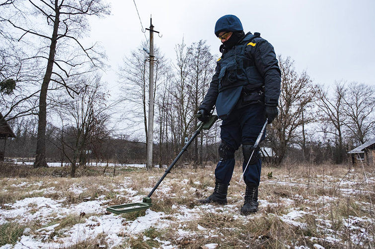 Піротехніки ДСНС продовжують розмінувати деокупований Святогірськ
