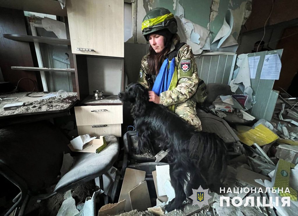 Рятувати людей на півночі Донеччини «Білим янголам» допомагає собака Блек