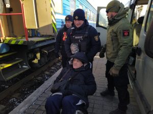 Триває обов’язкова евакуація населення з Донецької області в більш безпечні регіони країни.