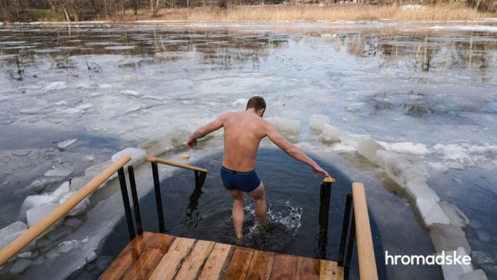 Бійці 25-ї бригади на Водохреще пірнали у воду у звільненому Святогірську