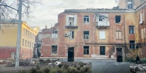 У зруйнованому будинку Слов’янська живуть люди й чекають на допомогу