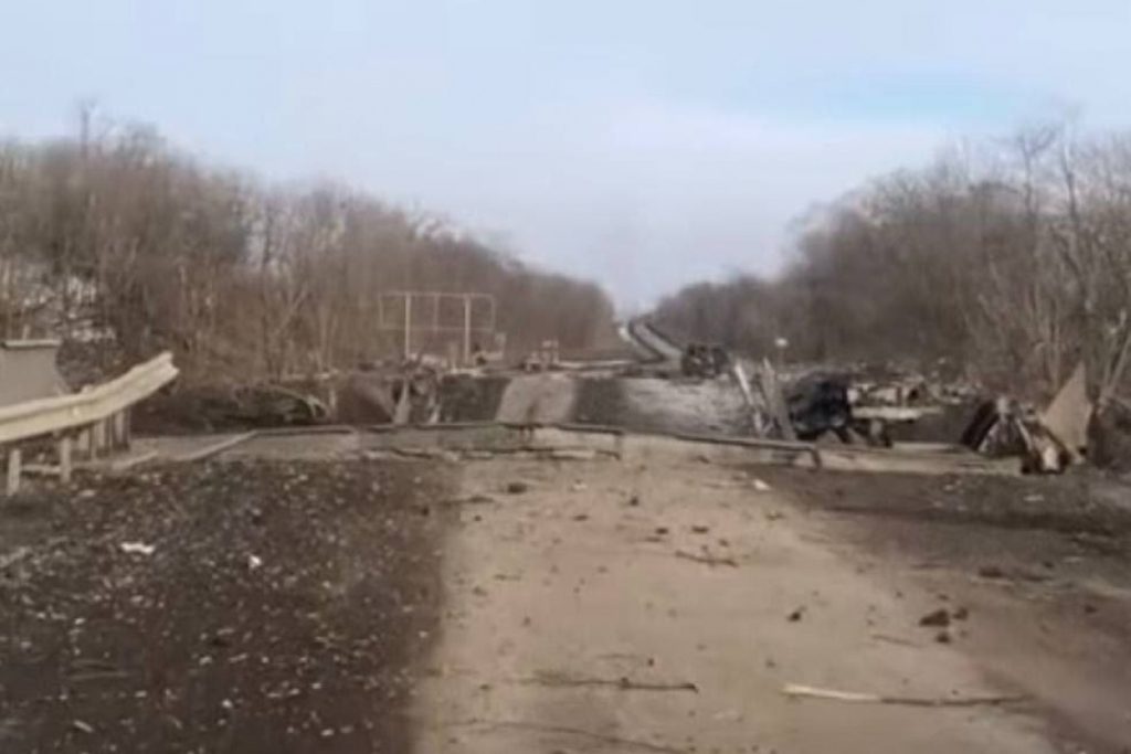 Міст між Бахмутом та Костянтинівкою підірвано: фото та відео