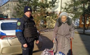 Патрульні допомогли евакуйованій старенькій з Бахмута до Слов’янська