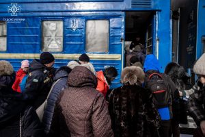 На Донеччині продовжується обов’язкова евакуація населення в більш безпечні регіони країни