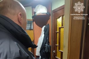 У Слов’янську батько побив доньку. Дівчина показала поліції де у нього зберігається зброя