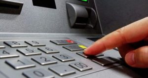 У Слов’янську завантажують банкомат «Укргазбанку»