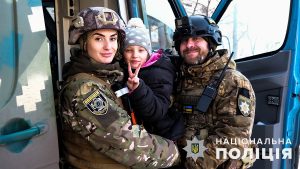 З Бахмуту евакуювалу 7-річну Ганну, яка просиділа з родиною в підвалі пів року