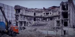 Окупанти демонтують руїни Маріупольського драмтеатру, щоб приховати сліди своїх злочинів