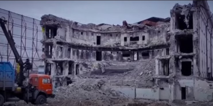 Окупанти демонтують руїни Маріупольського драмтеатру, щоб приховати сліди своїх злочинів