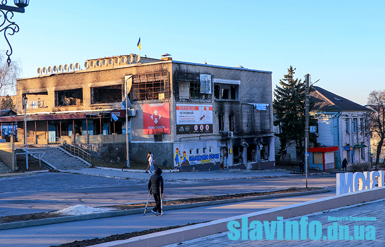 Ізюм потроху повертається до життя (фото)