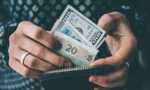 Виплати українським переселенцям: кому виділять понад тисячу доларів через війну