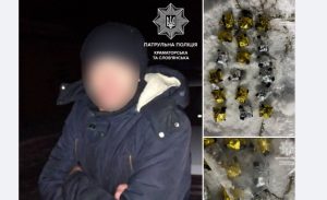 У Краматорську патрульні виявили підозрілого чоловіка та 20 пакетиків з речовинами, схожими на наркотичні