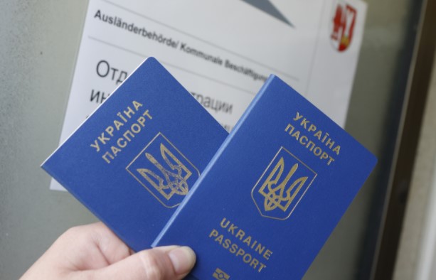 Українським біженцям треба декларувати виплати з-за кордону: що це означає