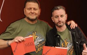 З автографом Залужного. Сергій Жадан розігрує 10 книг за донати на автомобілі для ЗСУ