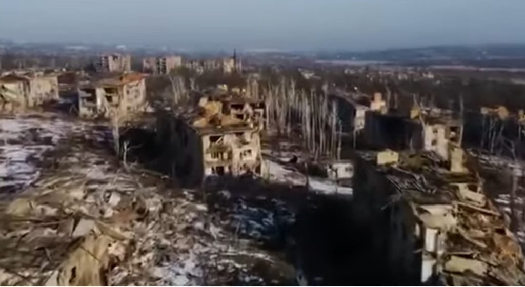 Ворог перетворює Бахмут на руїни, але місто-фортеця не здається. ВІДЕО